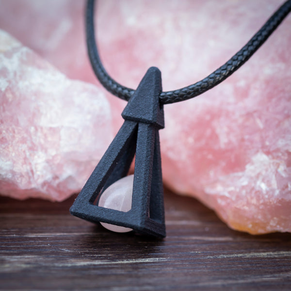Pyramid Ciondolo® nero con Quarzo Rosa (misura 3,2 cm)
