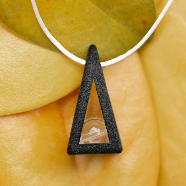 Pyramid Ciondolo® nero  con quarzo ialino (misura 3,3 cm)